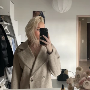 Fin kappa - En fin och trendig kappa från Vila. Köpte förra året och är i väldigt bra skick! Bra kvalite och skön. 