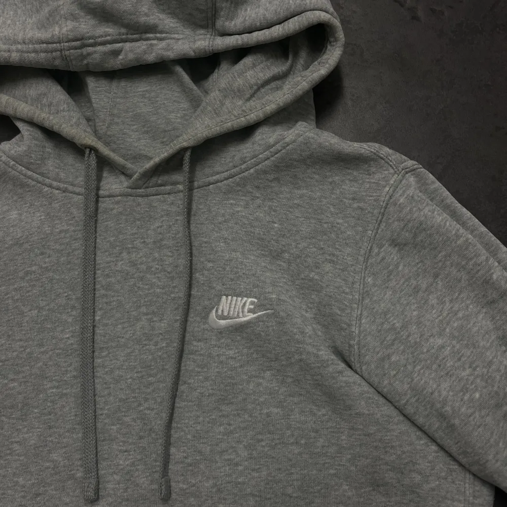 Grå hoodie i storlek S från Nike i använt skick (se bild 3). Säljer då den inte kommer till användning. Dra iväg ett meddelande om du har ytterligare frågor eller vill köpa🤙. Hoodies.