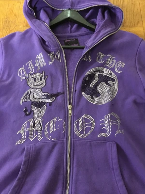 Aim for the Moon rhinestone - Har lite slitage och några av stenarna har fallit av. Annars en riktigt snygg Hoodie som passar runt M/L.