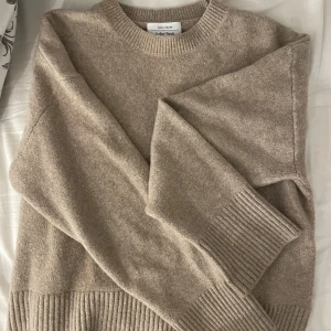 Beige stickad tröja - Superfin och jätteskön!! Stickad tröja från &Other Stories Aldrig använd!