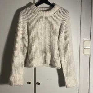 Stickad tröja - Supermysig stickad tröja från Weekday, endast använd 2 gånger!!🧚🏻perfekt nu till hösten