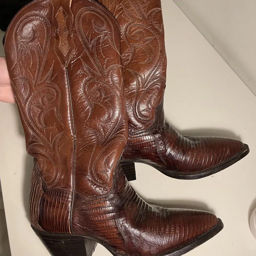 Bruna läder cowboy boots, köpt second hand. Strl 37 . Skor.