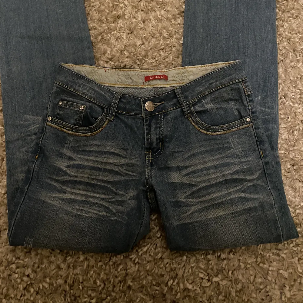 Så snygga jeans som tyvärr är lite stora på mig. De är superfint skick förutom ett pyttelitet hål som syns på på bild 1. Midjemåttet rakt över är 37 cm och innerbenslängden är 81 cm😍 . Jeans & Byxor.