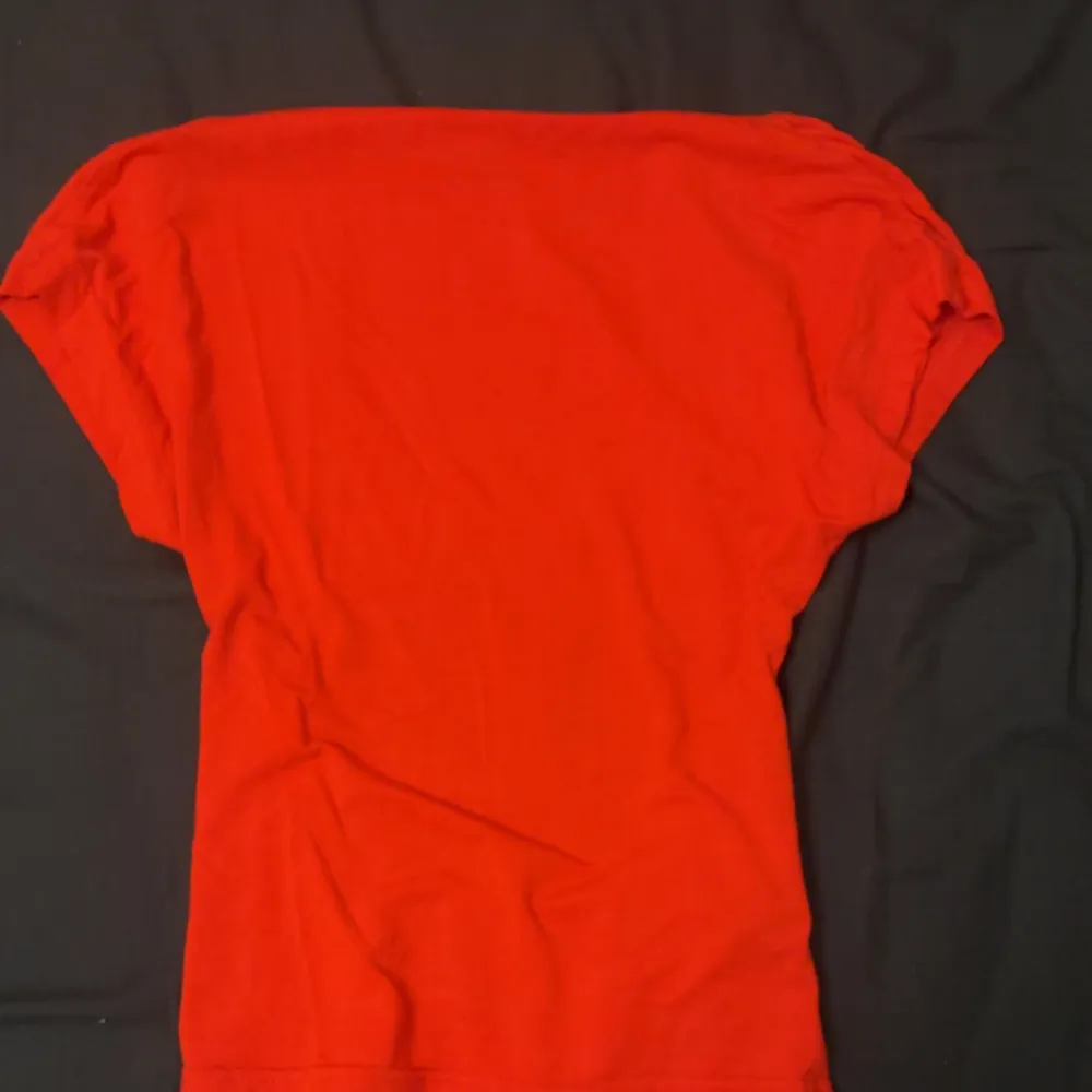 säljer denna rygglösa t shirten från shein i färgen röd. T-shirts.