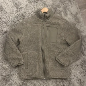 Dobber fleece jacka - Skön fleece jacka som är använd max 5 gånger. Helt i nyskick precis som när jag köpte den. Perfekt till vintern! Stor i storleken.