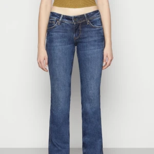 Pepe jeans - Använda fåtal gånger. Storlek 27 men skulle säga mer 28🥰Går att köpa för 849 på hemsidan!