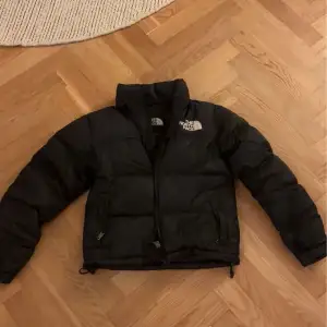 Äkta!! Jätte fin jacka ifrån North face! Den är använd sedan 1,5/2 år tillbaka under vintertid. Lite små fläckig på insida krage på grund av smink. Annars i gott skick o inga skador. Ordinarie pris är 3899krmitt pris 2400kr pris diskuterbart vid snabb aff