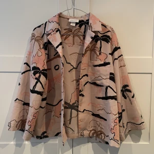 Skjorta med safari tema - Säljer denna skjorta som är lite större eller som en overshirt men safaritema är en XS men passar S samt hade funkat M då den är ocersized