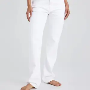 Säljer mina knappt använda vita lågmidjade jeans från bikbok i storlek 28 och är små i storleken:) Jag är 177cm lång och jeansen går ner i marken på mig! Nypris 699kr Mitt pris 199kr