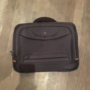 Datorväska ! - Säljer denna helt nya datorväska som aldrig använts, den har kvar plast i alla fack. Den är väldigt stor och rymlig får plats med Dator samt annat!