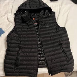 Moose Knuckles Väst - Cirka 1 år gammalt, liten skada på ryggen som jag har målat över( ett hål på ca 0,5cm). Köptes för 4000kr