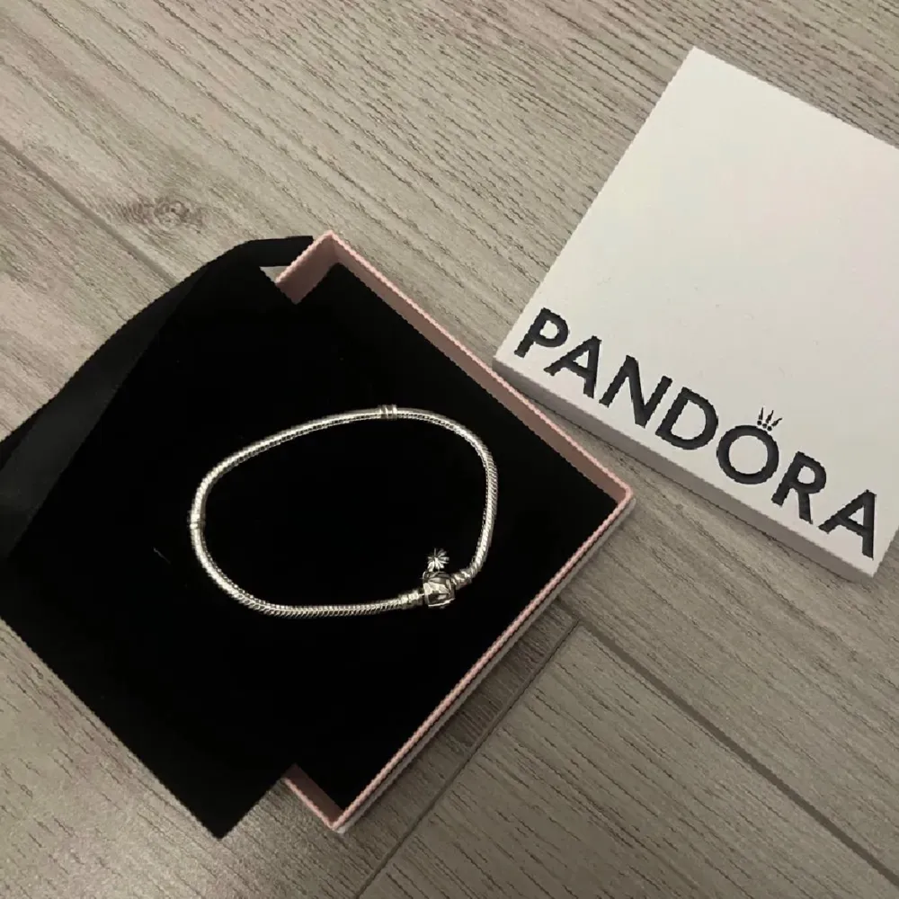 Säljer mitt helt nya oanvända Pandora armband, ingen defekt alls. Helt nytt och kommer i orginalförpackning. Har du en mindre handled är detta perfekt för dig!  ”Pandora M. Accessoarer.
