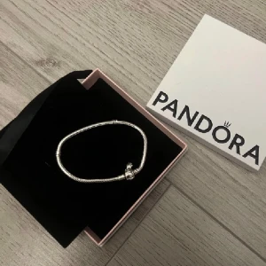Pandora armband - Säljer mitt helt nya oanvända Pandora armband, ingen defekt alls. Helt nytt och kommer i orginalförpackning. Har du en mindre handled är detta perfekt för dig!  ”Pandora M