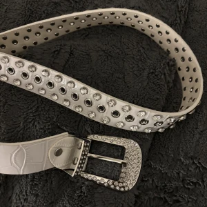 Skärp - Vitt skärp med diamanter/ nitar. Helt oanvänt, köpt på en mindre butik i Paris 