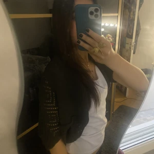 Söt bolero - Säljer denna bolero då den inte kommer till användning! Har inga defekter, skön och passar till hösten!!