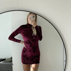 Sammetsklänning - Classy men festlig i vinröd sammet, stretchig så passar även S, inte för kort (är 177 for referens), liten turtleneck, använd vid 2-3 tillfällen