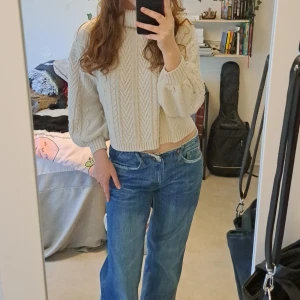 Vit stickad tröja - En vit stickad tröja med turtleneck. Storlek S. Inga tecken på användning. Frakt ingår i priset.