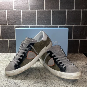 Philippe model skor - Intressekoll på mina sjukt feta Philippe Model skor. Skorna i denna färgkombination sälja inte längre och är väldigt sällsynta. Skriv vid fler bilder eller funderingar!!🙌🏻