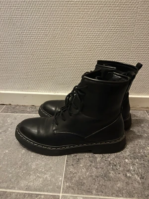 Svarta kängor - Svarta kängor i nästan oanvänt skick från feet first i storlek 39