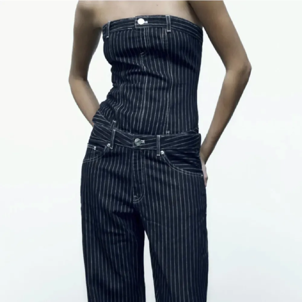 Söker detta set, jeansen och toppen från Zara! . Jeans & Byxor.