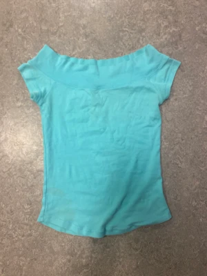 T-shirt - Väldigt bra skick. Aldig använts har bara testat på. Den är M men känns som S i ärmarna.