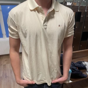 Burberry piké  - En riktigt snygg burberry pike, säljes då den är lite stor på mig, den är i riktigt bra skick 9/10. Självklart äkta också!! Fler frågor osv är de bara att skriva🙌🏻