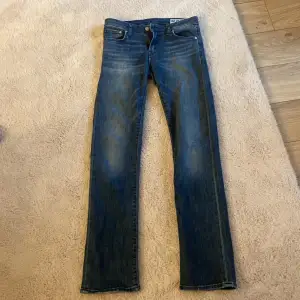 säljer mina blåa jeans i fint skick säljer dem pågrund av att dem är förstora i midjan och lite för långa för mig, skriv för fler bilder och pris kan även diskuteras 