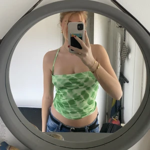 Grön Topp💚 - Superfin grön topp med en jättesnygg knytning i ryggen💚 Säljer då den tyvärr inte kommer till användning! Väldigt stretchig så passar allt från XS-M/L