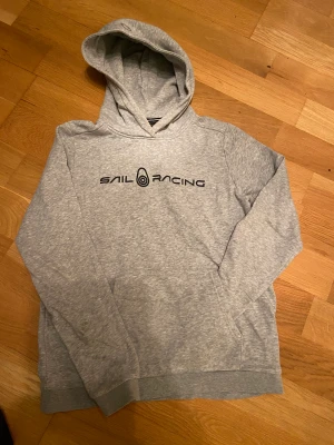 Sail Racing  - Snygg Hoodie från Sail Racing i toppskick! Nypris ca 700:- 