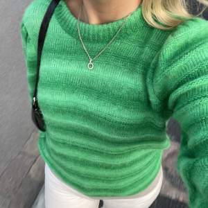 Grön stickad tröja med lite ”ballong” ärmar. Köpt på Lindex förra sommaren! 