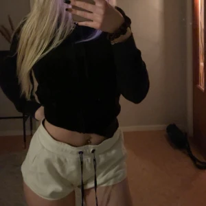 Mjukisshorts ifrån Peak Performance 🤍 - Vita mjukisshorts ifrån Peak Performance. Storlek: S