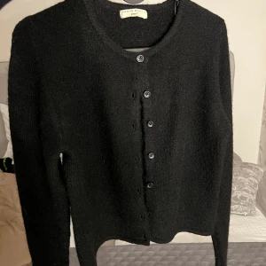 GinaTricot kofta  - Stickad kofta från GinaTricot, nyskick endast änvänd två gånger☺️nypris 400