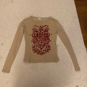 guess topp - jääääätte snygg guess tröja med mycket coolt print. den är lite mesh aktig i materialet men absolut inte genomskinlig. 