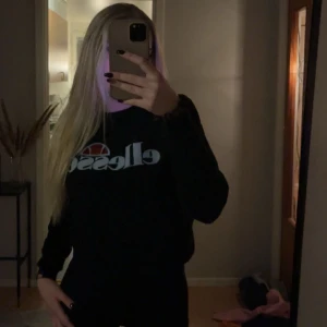 Ellesse sweatshirt 🖤 - Svart sweatshirt ifrån Ellesse Lite croppad i modellen. Storlek: S 