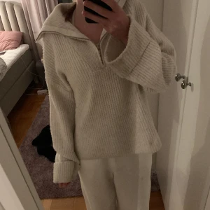 Stickad tröja - Jättemysig stickad tröja med dragkedja vid halsen. Lite nopprig men inget som man tänker på. Meddela gärna om du har några frågor💘