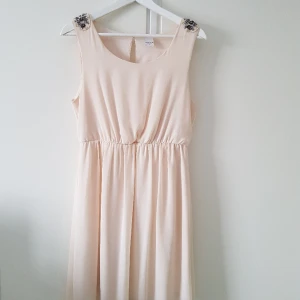 Klänning från VILA Medium - Klänning i fint skick från VILA. strl M