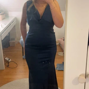 Balklänning - Säljer min balklänning som användes en gång på balen. Inga defekter. Köpt på zalando för 2000kr. Har lite släp och öppen rygg. 