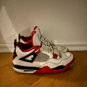 Jordan 4 fire red  - Jordan 4 fire red. Hyfsat cond har hål i bak inne på skon men inget som syns när man bär dom. Finns kvitto och låda. Hör av dig om du vill ha fler bilder eller frågor! Har även helt nya skosnören jag kan sätta på eller skicka med!