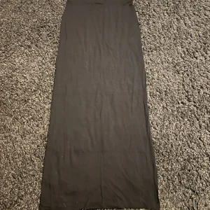 Maxi skirt - Säljer min maxi skirt från Nelly pga ingen användning. Testad en gång. Nypris 299. Skriv för fler bilder. 