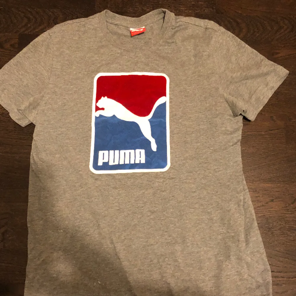 Puma grå. T-shirts.
