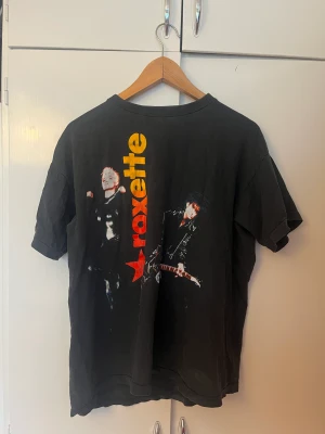 Roxette t-shirt - Gammal roxette-tshirt! Trycket är lite slitet (se bild 3) men annars bra skick!