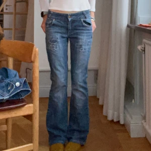 Lågmidjade jeans - Superfina lågmidjade/Midwaist jeans med superfina broderier och detaljer på fickorna. Kommer inte till användning så säljer💗Inge defekter, skriv om ni har några frågor