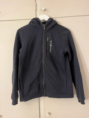 Sail racing zip hoodie - Inga defekter eller fläckar. Storlek 170 men passar xs-m. Kan gå ner lite i pris vid snabb affär❤️