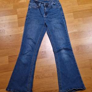 Nu säljer jag mina mörk blå bootcut jeans. Jag har två exakt likadana av de här.