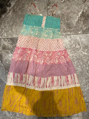 Sommarklänning stl. 140 - En urgullig och söt sommarklänning. Färgglad med många olika mönster. Rekommenderar!!! Säljer pga stor garderobrensning. Kika gärna på mina andra annonser, säljer mycket. Samfraktar gärna:)