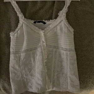 Topp  - Suuuuper sött topp från zara som aldrig riktigt kom till användning, en knapp har åkt av längst ner men annars är det inte defekter💗