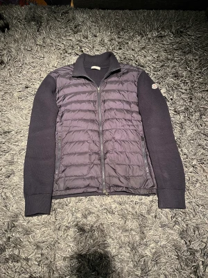 Moncler cardigan  - Moncler cardigan  Size: L fits M  Pris: 4499kr  Skick: 9/10