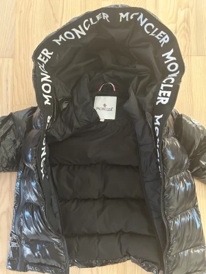 Moncler jacka  - Storlek small och  kemtvättad. 