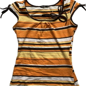 T shirt/topp - En jättesöt t shirt med ränder och rosetter🧡