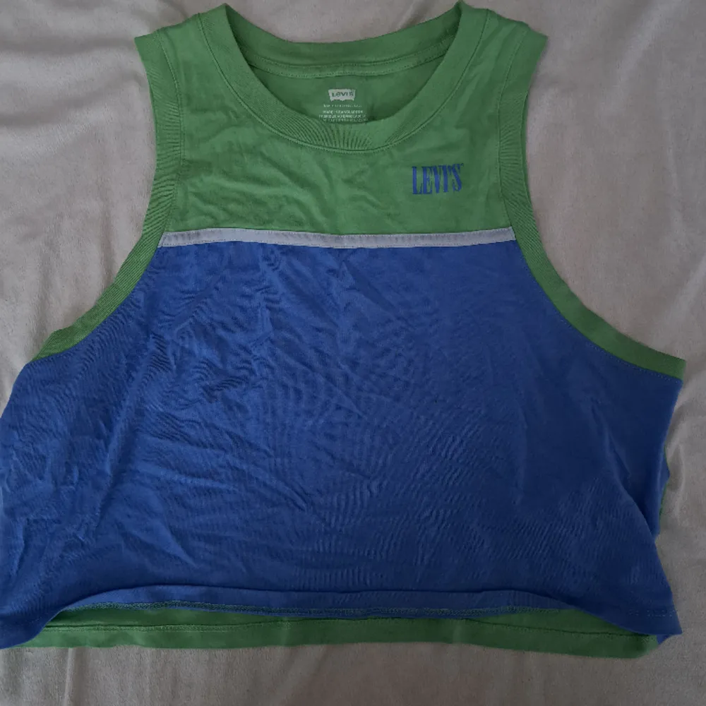 Jättecoolt linne/tröja från levis. Den är samma gröna på hela baksidan. Använde inte lika mycke jag trodde så säljer den . Storleken står inte på men skulle säga m/l . Yläosat.